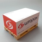 Popierinis blokelis ant medinės paletės, 3cm aukštis. Spauda 4 pusės. Viena spava ant lapelių.