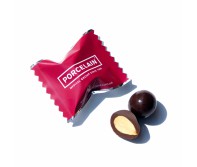 Migdolų riešutai šokolade su pistacijų apvalkalu ir logotipu