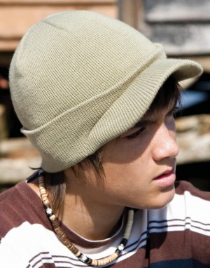 Megzta kareiviško stiliaus kepurė jaunimui