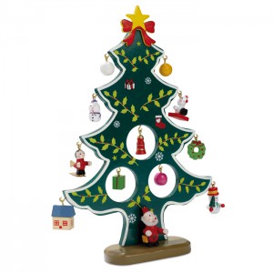 Medinė kalėdinė eglutė su dekoracijomis
