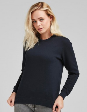 Moteriškas džemperis su apvalia, prigludusia kaklo iškirpte