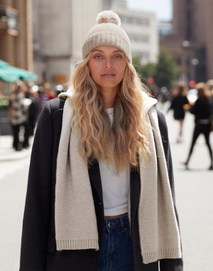 Drabužiai reklamai (Knitted Scarf and Beanie Gift Set), Beechfield B401