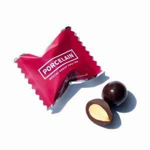Migdolų riešutai šokolade su cukraus apvalkalu ir logotipu
